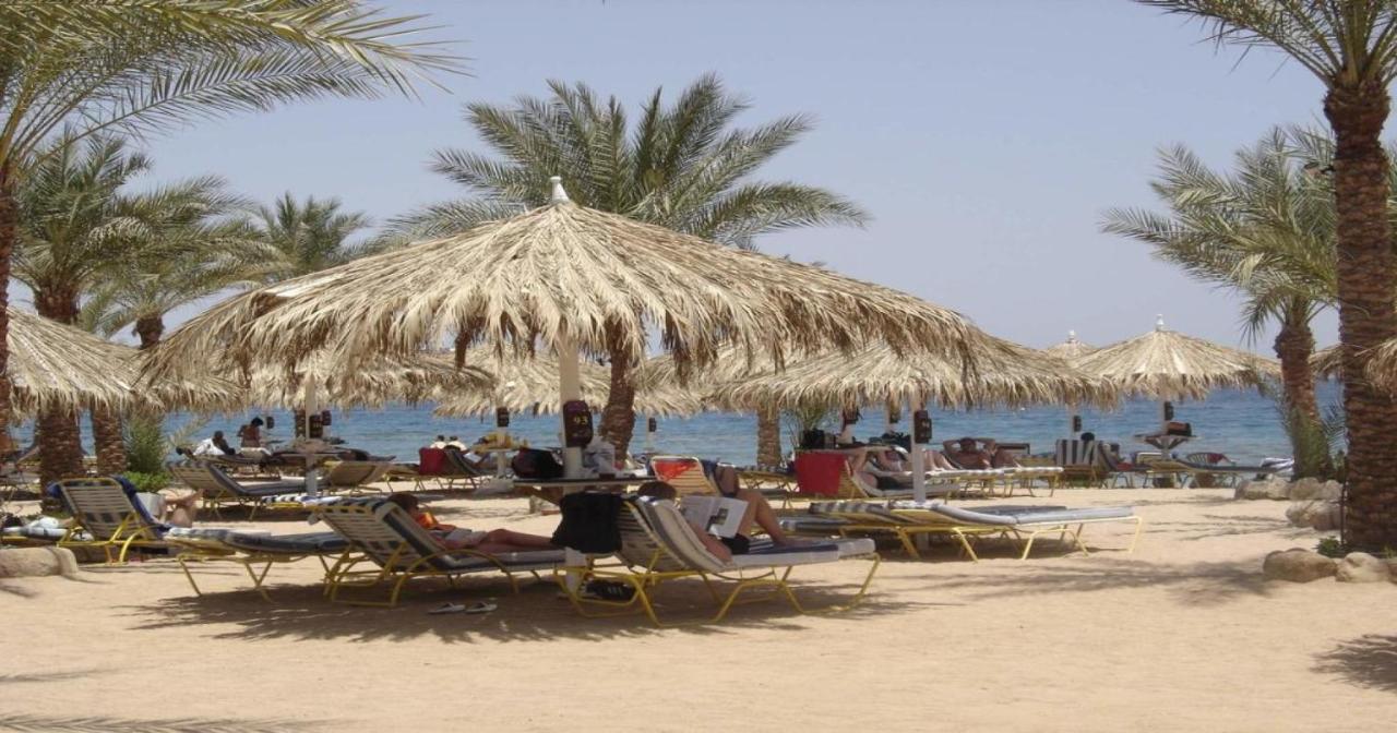 Sharm Dreams Vacation Club - Aqua Park 호텔 외부 사진 Tourists on the beach at Sharm El Sheikh