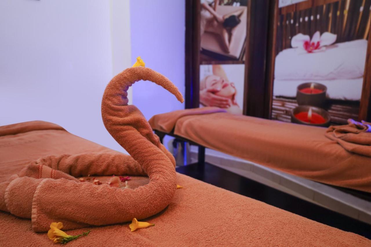 Sharm Dreams Vacation Club - Aqua Park 호텔 외부 사진 A towel swan